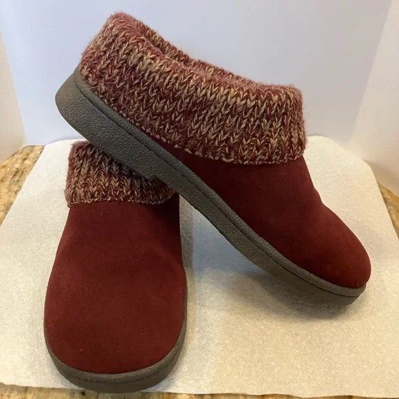 Clarks slippers for women brand new. Size 8. Maroon color - Picture 1 of 6